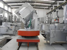 地轨给汤线如何与集中熔化炉配套，实现全自动化生产？