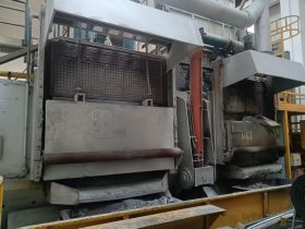 如何对铝锭溶解炉的温度控制系统进行维护？